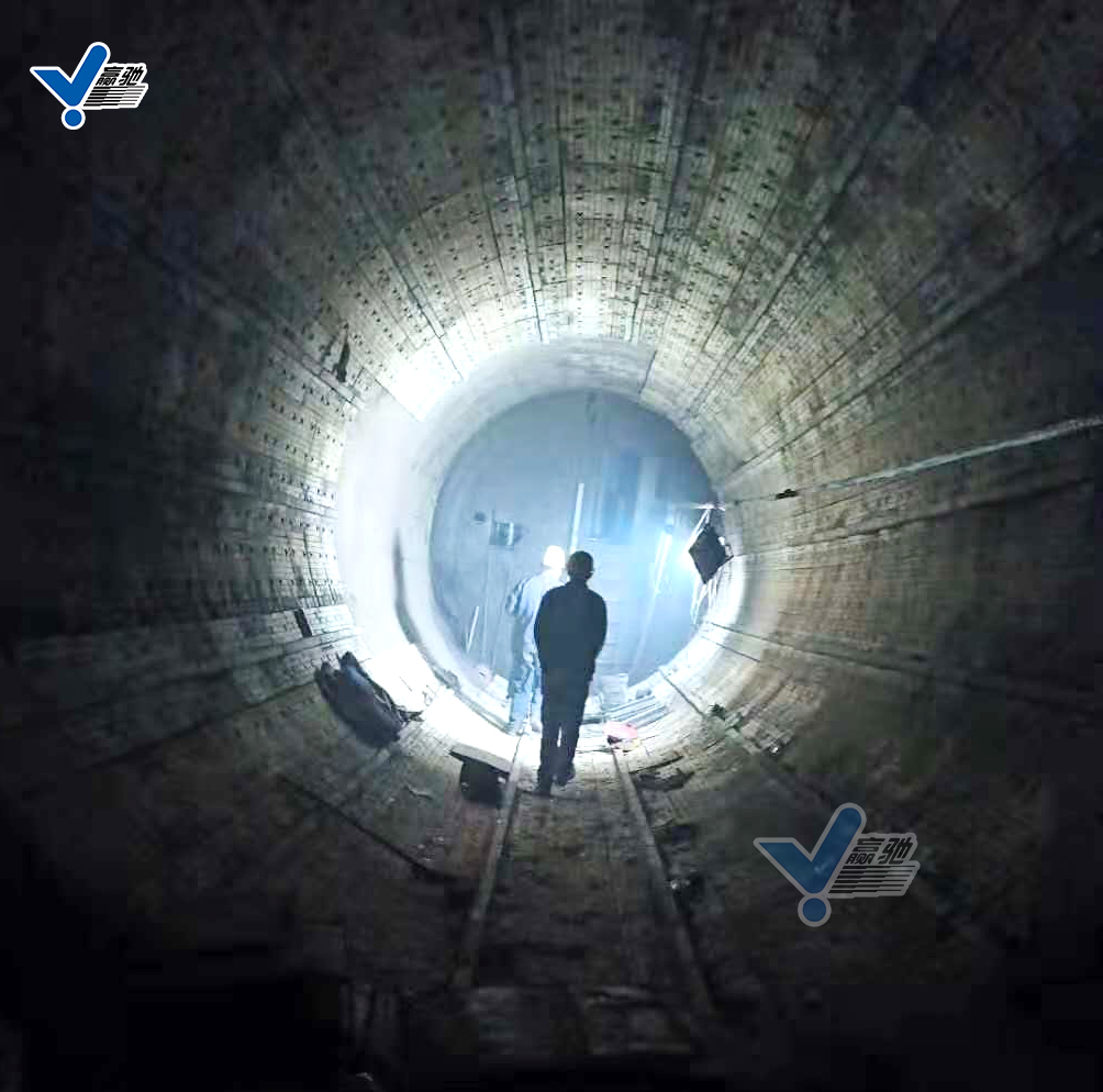 什么是混料機(jī)？什么是混料機(jī)溜槽？在里面內(nèi)襯氧化鋁陶瓷橡膠鋼板復(fù)合板的積極意義