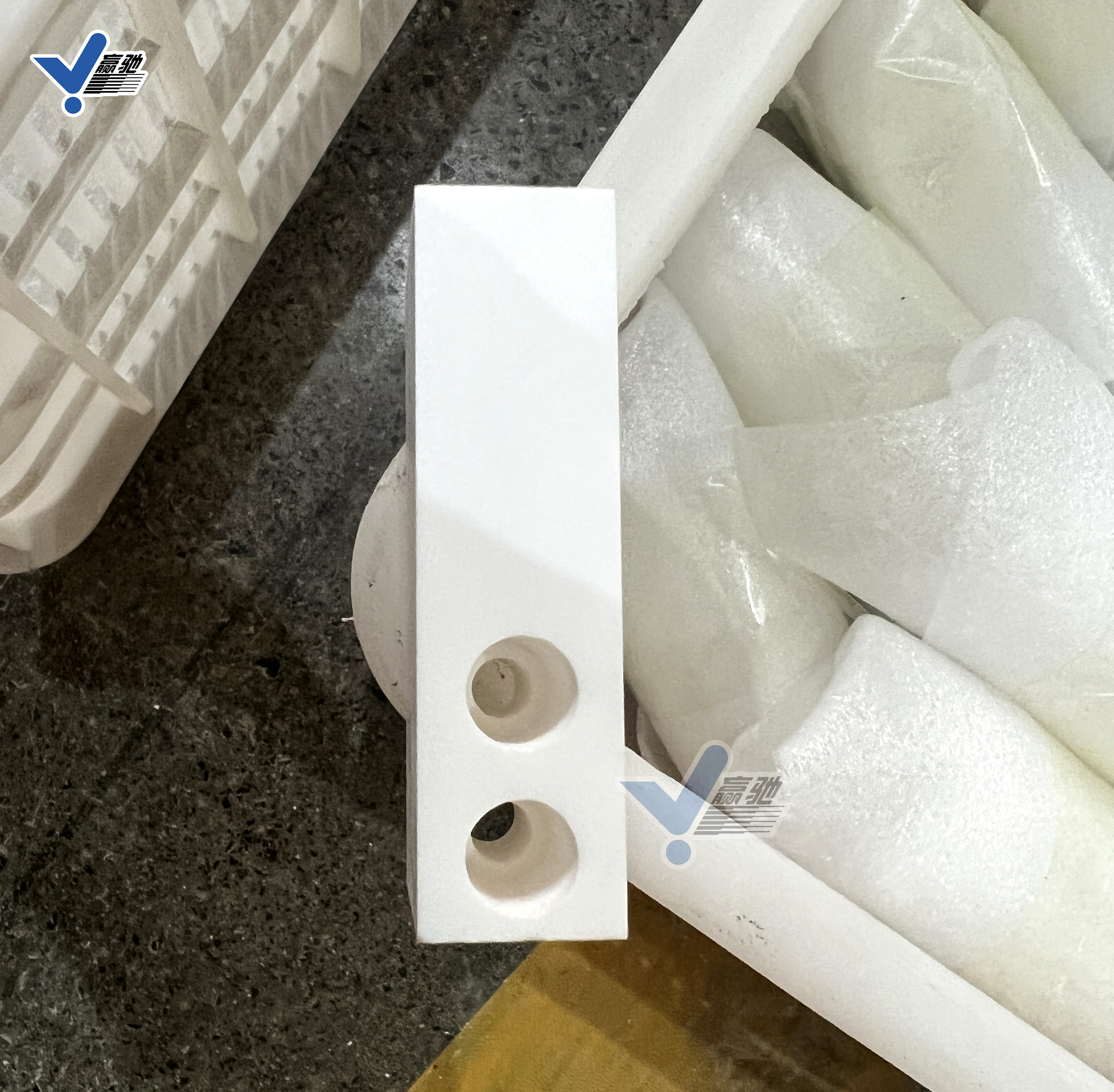 氣流磨分級輪陶瓷塊 氣流磨分級輪氧化鋁陶瓷塊 異形耐磨陶瓷塊定制 異形氧化鋁耐磨陶瓷塊 氧化鋁耐磨陶瓷塊 現(xiàn)貨陶瓷塊 打孔陶瓷塊 現(xiàn)貨氧化鋁陶瓷塊 圖紙定制陶瓷 淄博贏馳陶瓷新材料有限公司