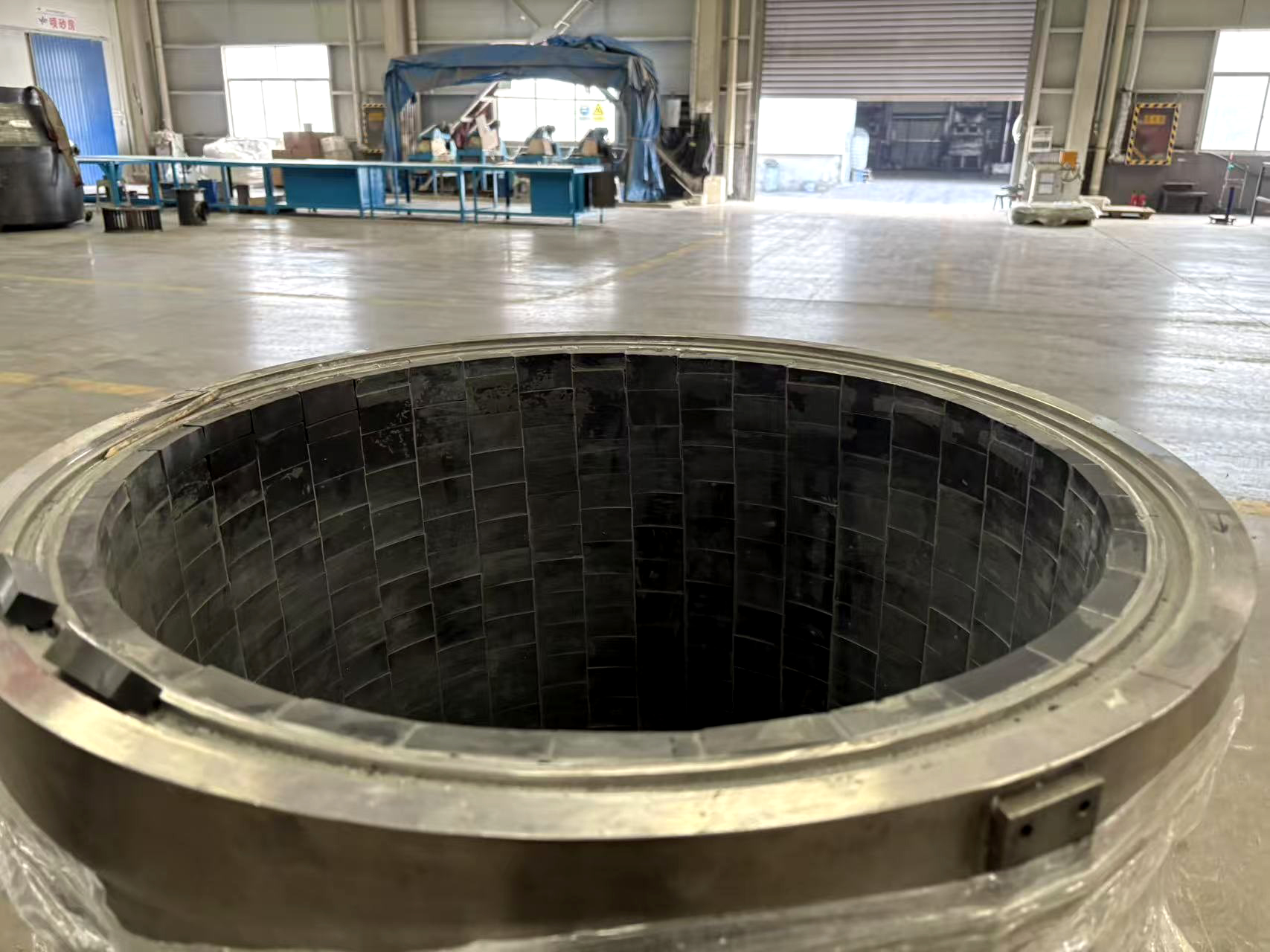 搅拌罐内衬氮化硅陶瓷 砂磨机氮化硅陶瓷内衬 球磨机耐磨陶瓷内衬 设备耐磨陶瓷内衬 复合管内衬氧化铝 氮化硅搅拌罐内衬 氮化硅防磨内衬 搅拌罐衬氮化硅加工服务 淄博赢驰陶瓷新材料有限公司